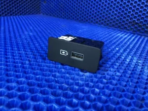 Разъём USB Geely Okavango — фото 1