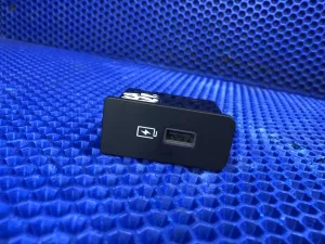 Разъём USB Geely Okavango — фото 2