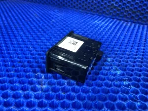Разъём USB Geely Okavango — фото 4