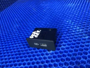 Разъём USB Geely Okavango — фото 3