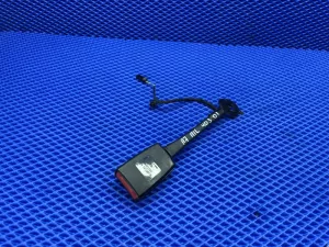 Ответная часть ремня безопасности передняя левая Skoda Octavia (2016-2020) — фото 2