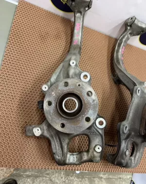 Кулак поворотный передний audi a6 c7 оригинал — фото 2