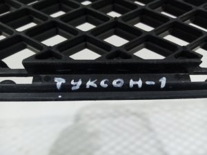 Решетка в бампер центральная Hyundai Tucson (2004-2015) — фото 2