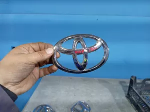 Эмблема на крышку багажника Toyota Corolla (2012-2016) — фото 1