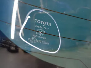 Стекло заднее Toyota Vitz (2010-2014) — фото 2