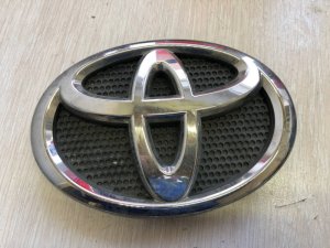 Эмблема Toyota Land Cruiser (2007) — фото 1