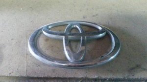 Эмблема Toyota RAV4 (2005-2008) — фото 1