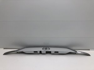 Накладка двери багажника Toyota RAV4 (2018) — фото 2