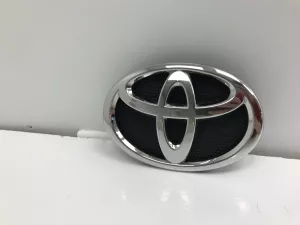Эмблема Toyota Hilux (2015-2020) — фото 1