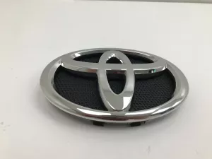 Эмблема Toyota Hilux (2015-2020) — фото 2