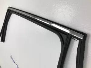 Уплотнитель стекла двери задней правой Hyundai Santa Fe (2018-2022) — фото 8
