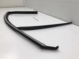 Уплотнитель стекла двери передней левой Hyundai Santa Fe (2018-2022) — фото 5
