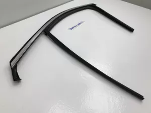 Уплотнитель стекла двери передней левой Hyundai Santa Fe (2018-2022) — фото 3