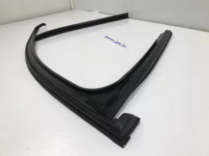 Уплотнитель стекла двери передней левой Hyundai Santa Fe (2018-2022) — фото 11