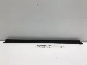 Уплотнитель стекла двери передней правой Hyundai Santa Fe (2018-2022) — фото 1