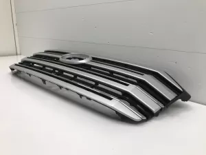 Решетка радиатора Toyota Land Cruiser (2021) — фото 6