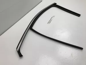 Уплотнитель стекла двери передней левой Hyundai Santa Fe (2018-2022) — фото 3