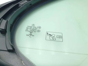 Неподвижное боковое стекло левое Mercedes E220 D — фото 1