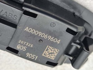 Плафон подсветки салона Mercedes E220 D Amg — фото 4